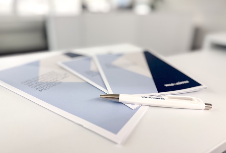 Stift und Broschüre